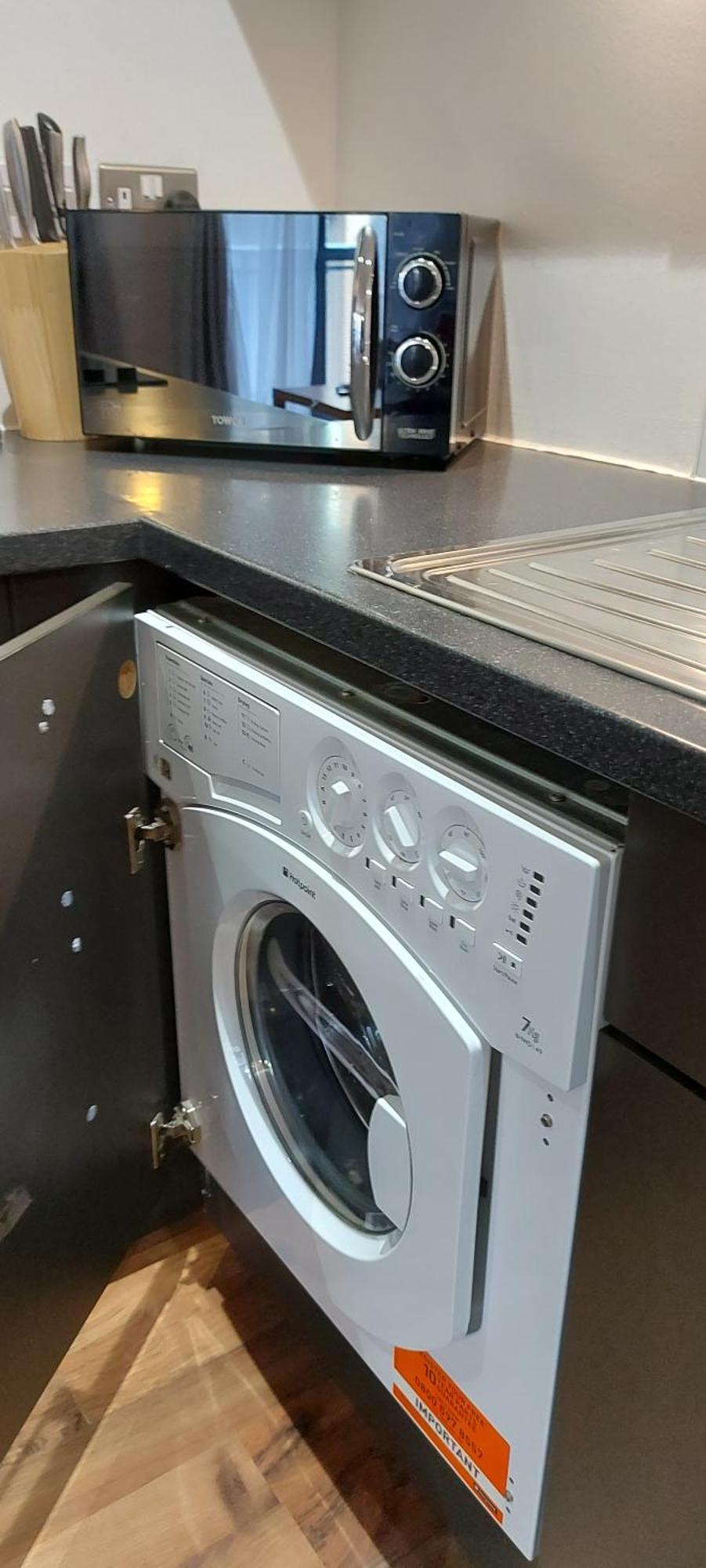 In Great Location With A Balcony & Parking Possible - West One * Sheffield
