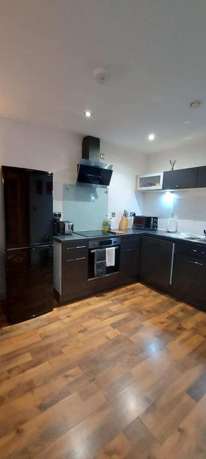 In Great Location With A Balcony & Parking Possible - West One Apartment *